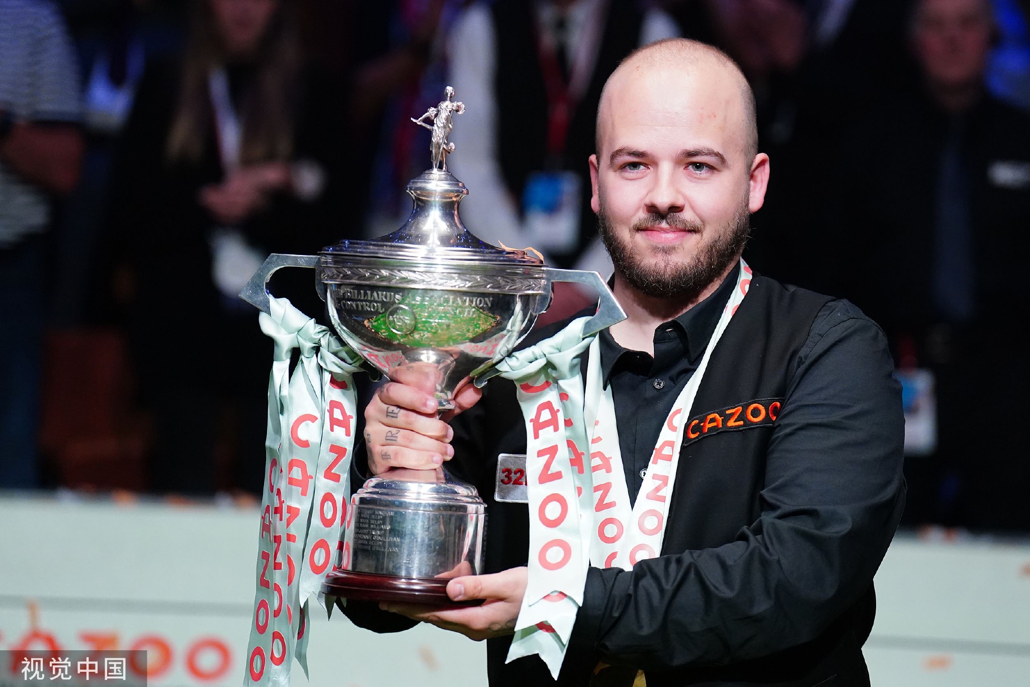 乔治娜亮相威尼斯电影节，晒与C罗的订婚戒指